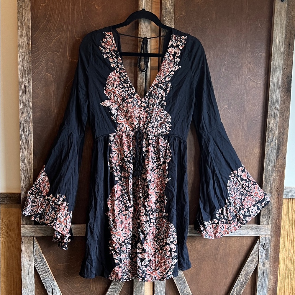 Abercrombie & Fitch Black and Coral Patterned Midi Dress